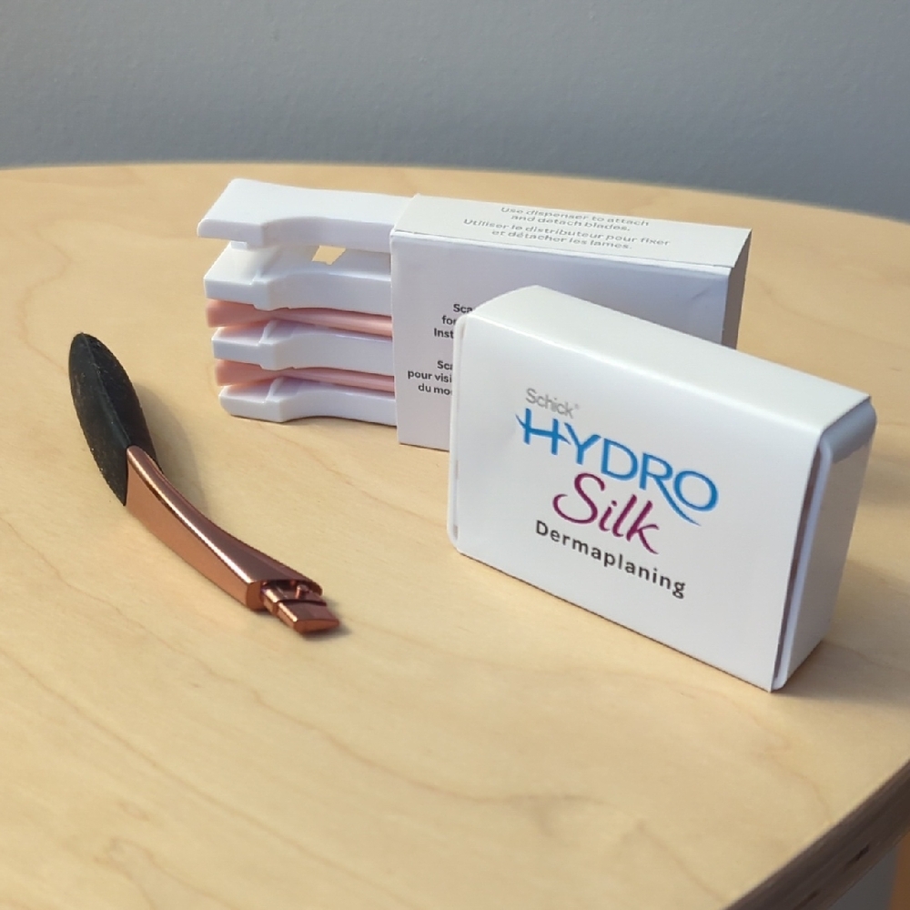 ✨ FREE ✨ Schick Hydro Silk Dermaplaning Wand